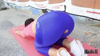 Mofos - The Ripped Yoga Pants Stretch