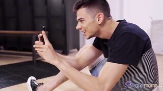 Fitness Rooms - Influencer fucks big dick in gym