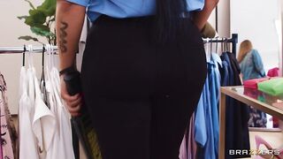 Brazzers - Troublemaking Shoppers Score Security Pussy