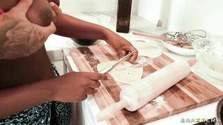 Elsie – Breakfast And Bikini In Bed - BrazzersExxtra